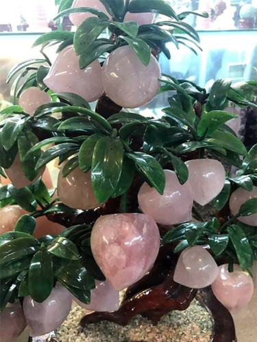 Đào tiên bằng đá quý có giá lên đến 100 triệu đồng cũng đang trở thành trào lưu chơi cây phong thủy mới mẻ trong dịp Tết. (Ảnh: Hải Dương/VietnamNet)