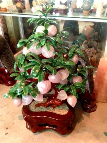 Cây đào cảnh có giá vài chục triệu đến hàng trăm triệu đồng được chế tác bằng đá thạch anh. (Ảnh: Hải Dương/VietnamNet)