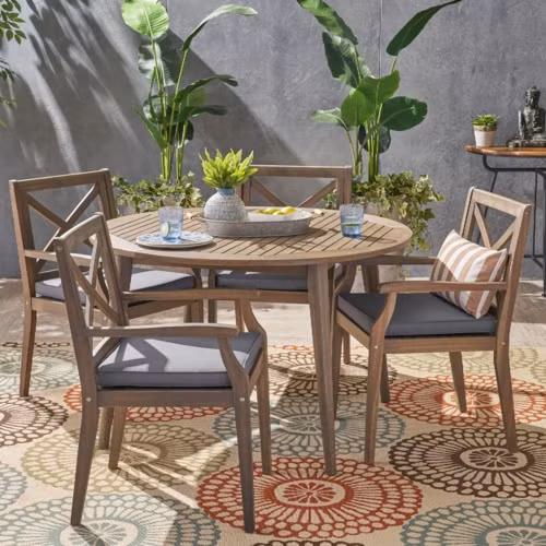 Bàn tròn cùng ghế bọc nệm mang lại những buổi tối mùa hè quây quần bên cạnh những người thân yêu.