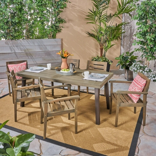 Thưởng thức bữa tối ấm cúng bên cạnh những người thân bên cạnh bộ bàn ghế sân vườn.