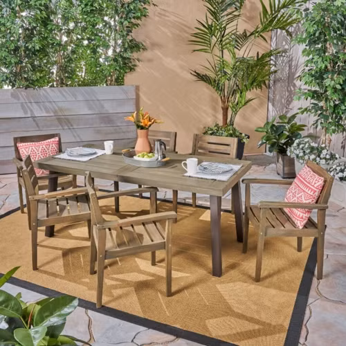 Thưởng thức bữa tối ấm cúng bên cạnh những người thân bên cạnh bộ bàn ghế sân vườn.