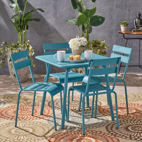 Bàn ghế ngoài trời mang phong cách Retro.