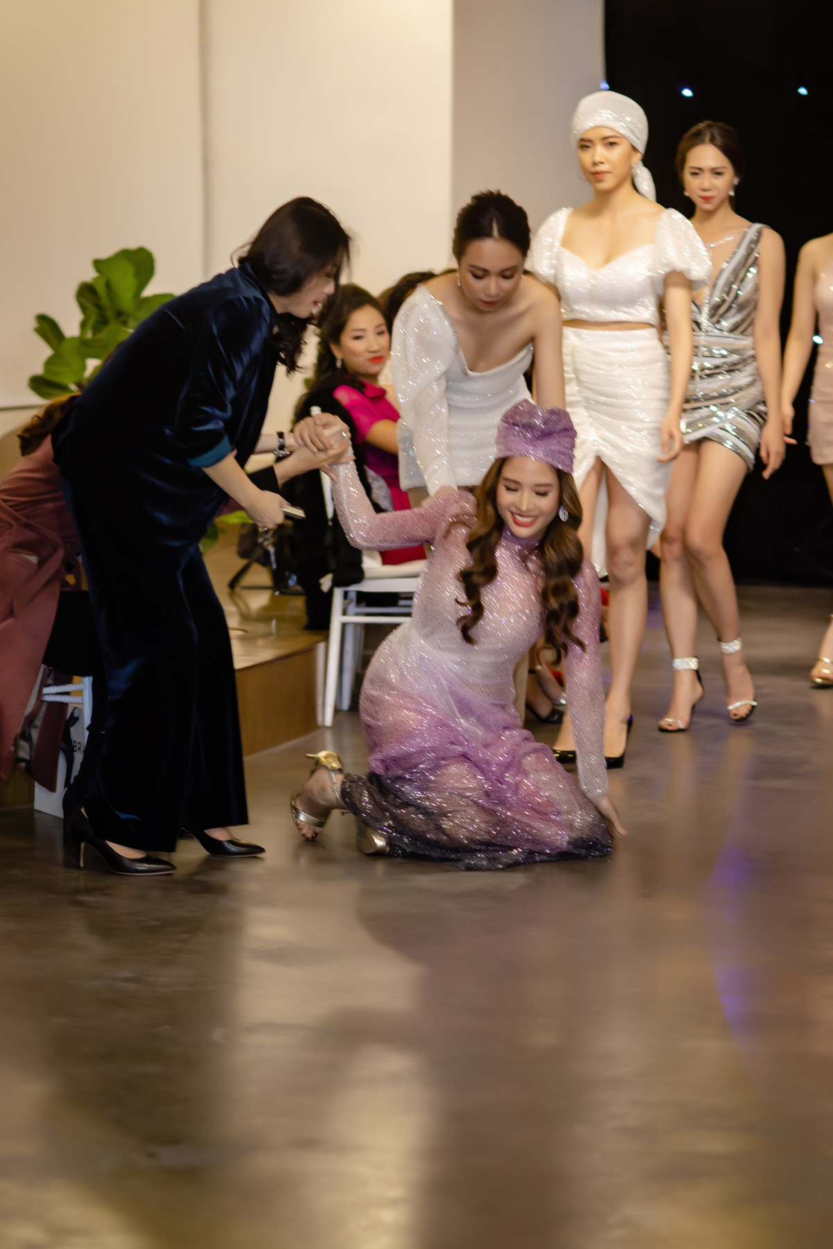 Thiết kế này có kèm khăn turban gợi nhắc đến style cổ điển. Tuy nhiên, do trang phục quá dài nên Phan Hoàng Thu đã bị vấp ngã trên sàn catwalk. Trước tình huống bất ngờ, người đẹp tỏ ra rất bình tĩnh và xử lý nhanh nhẹn, chuyên nghiệp. Cô “tạo dáng” ngay cả khi vấp ngã rồi nhanh chóng đứng dậy tiếp tục sải bước với nụ cười rạng rỡ. Nhiều khán giả thậm chí nhầm tưởng phần "vồ ếch" của Phan Hoàng Thu nằm trong kịch bản của chương trình. Tuy nhiên, đại diện của Phan Hoàng Thu cho biết, đây thực sự là sự cố ngoài ý muốn nhưng lại vô tình trở thành một bài học thực tế về khắc phục sự cố mà cô đã gửi tới các đàn em có mặt tại sự kiện.