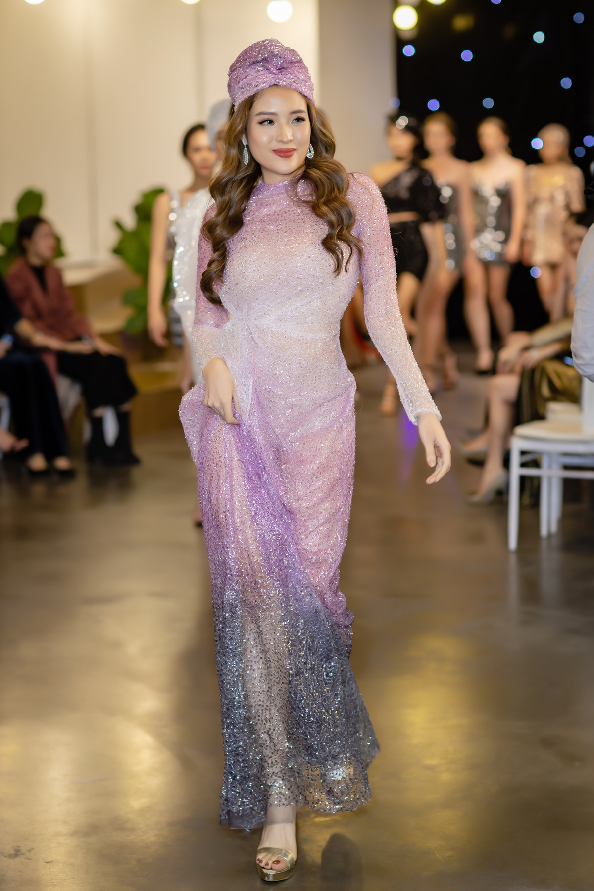 Khi thay đổi trang phục biểu diễn, chân dài sexy được giao trình diễn chiếc váy kim tuyến màu hồng với chất liệu xuyên thấu.