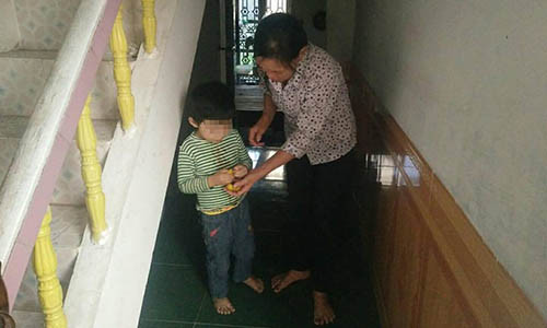 Gia canh kho khan cua be trai 4 tuoi bi co giao buoc day vao nguoi