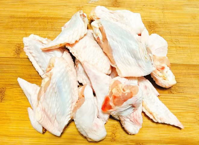 Hướng dẫn cách làm cánh gà sốt trứng muối: - Bước 1: Cánh gà mua về bóp kỹ với 1 chút giấm, muối sau đó rửa lại thật sạch cho hết mùi hôi sau đó chặt cánh gà làm 3 khúc. - Bước 2: Cho cánh gà vào tô cùng với 1 chút bột canh, hạt nêm, tiêu trắng, bột tỏi và xóc đều rồi ướp cánh gà 20-30 phút cho ngấm gia vị.