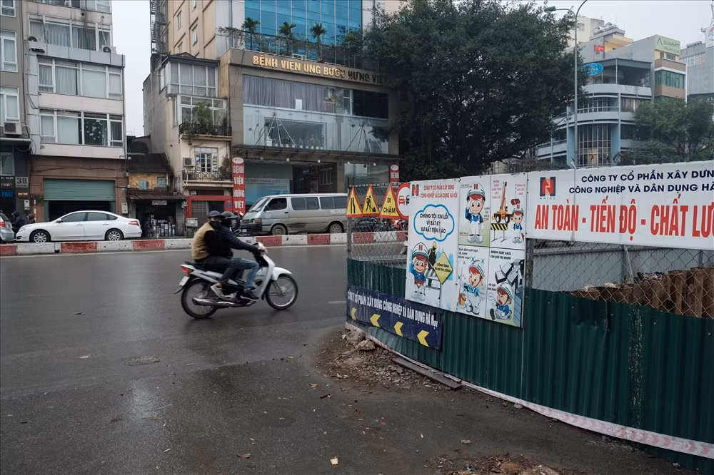 Cả tháng nay, một đoạn trên phố Đại Cồ Việt (khu vực gần nút giao Đại Cồ Việt - Phố Huế) trở thành công trường.