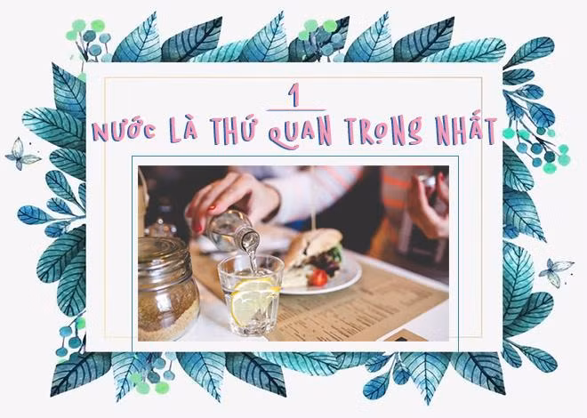  Giảm cân chưa bao giờ là việc dễ dàng, mấy ai kiên trì bó buộc được bản thân kiêng ăn, chăm chỉ vận động trong một thời gian dài? Thế nên nếu ghi nhớ được 10 nguyên tắc “vàng” sau, bạn sẽ thấy việc giảm cân đơn giản hơn rất nhiều! Nước chiếm 50-70% trọng lượng cơ thể, đóng vai trò như một chất dung môi cho các hoạt động diễn ra bên trong cơ thể. Uống 1 đến 2 cốc nước trước mỗi bữa ăn sẽ lấp đầy dạ dày, giúp chúng ta ăn ít hơn. Ngoài ra nước sẽ trung hoà lượng đường trong thức ăn, giúp hạn chế sự ảnh hưởng của đường đối với cơ thể.