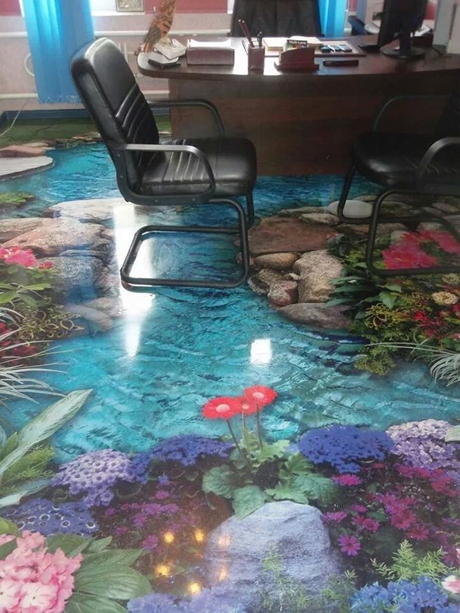 5. Vừa làm việc vừa thưởng thức sen trong hồ nước.