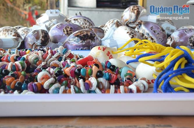 Không chỉ có vỏ ốc những vỏ sò hay những viên đá nhỏ lấp lánh đủ màu sắc trên đảo Lý Sơn cũng được tận dụng để chế tác thành vòng đeo tay đủ chủng loại, sặc sỡ sắc màu. Du khách có thể dễ dàng bắt gặp những địa điểm bán những sản phẩm này khi đến với Lý Sơn.