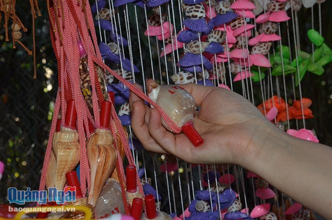 Sản phẩm chế tác từ vỏ sò, vỏ ốc rất đa dạng đem đến cho du khách nhiều sự lựa chọn. Với giá bán mỗi sản phẩm khá mềm, chỉ từ 20 nghìn đồng/ sản phẩm.