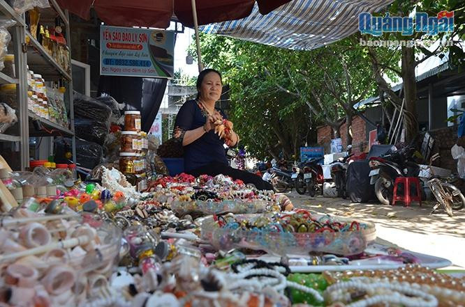 "Vỏ ốc, vỏ sò và kể cả đá màu ở đây đều được thương lái đến gom hàng rồi mang đi nơi khác để 'làm đẹp', nghe nói là đâu đó ở Khánh Hòa thôi chứ người ở đây cũng không rõ. Mình chỉ lấy mối rồi bỏ sỉ lại cho các điểm bán hàng lưu niệm trên đảo chứ cũng chẳng biết rõ lắm", chị Nguyễn Thị Thu chủ một cửa hàng phân phối sản phẩm chế tác từ vỏ ốc, sò... ở đảo Lý Sơn, cho biết.