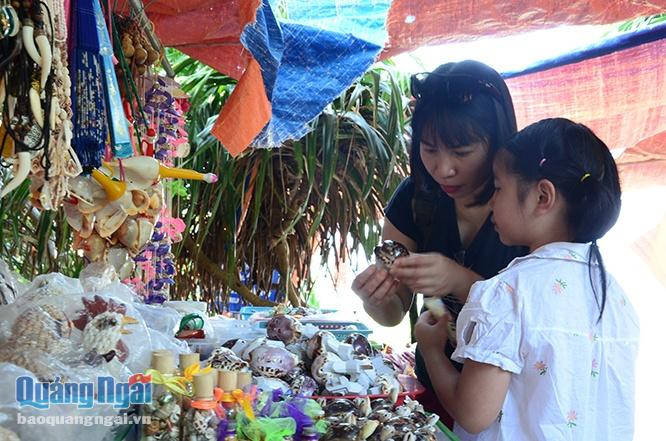 Sản phẩm làm từ vỏ ốc có màu sắc sặc sỡ và hình dáng lạ lẫm nên thu hút được nhiều du khách.