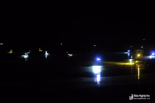 Trái ngược với sự tĩnh mịch khi mọi người chìm vào giấc ngủ, từ 2 giờ đến 5 giờ sáng, cánh đồng rươi Hưng Nhân lại nhộn nhịp, náo nhiệt lạ thường. Tiếng cười nói vang lên trong đêm hòa cùng những ánh sáng lập lòe tạo nên một khung cảnh lung linh trên cánh đồng rươi khiến ai cũng muốn trải nghiệm. Ảnh: Quang An.