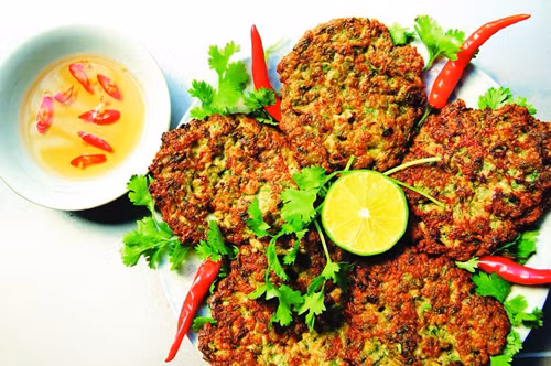 Rươi là thực phẩm giàu đạm, chế biến được nhiều món ăn ngon như: luộc, kho, xào, cuốn lá lốt, nấu canh măng… Và nổi tiếng nhất vẫn là món chả rươi, mắm rươi.