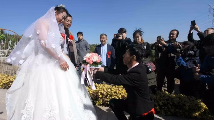 Cap doi to chuc le cuoi o nghia trang gay soc