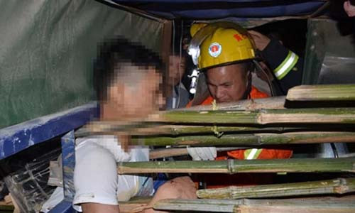 Các cọc tre dài vài mét xuyên vào ngực người đàn ông.