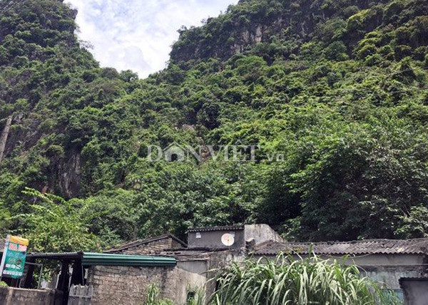 Khu vực dân cư sinh sống sát chân núi, nơi xảy ra vụ việc.