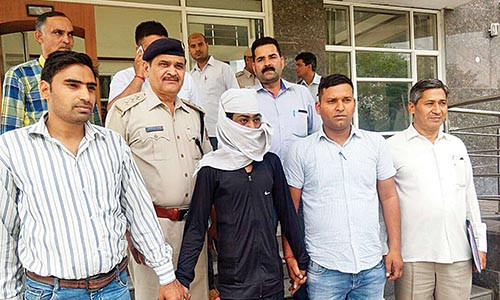 Hung thủ (bịt mặt) đã giết hại vợ hờ và con của cô này chỉ vì cho rằng cô không chung thủy khi nói chuyện với người đàn ông khác.