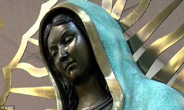 Bức tượng Đức mẹ đồng trinh ''nhỏ lệ" tại nhà thờ ở Hobbs khiến một số người cho rằng đó là phép màu. Ảnh: DM
