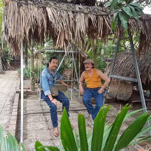 Chiếc xích đu tự tay nghệ sĩ Hồng Giang làm cho các con. Bạn bè đến chơi nhà nam nghệ sĩ ai cũng muốn ra vườn thưởng lãm vẻ đẹp của thiên nhiên.