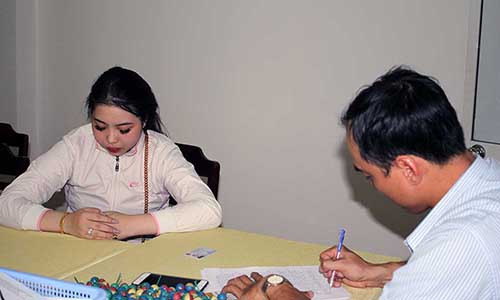 Thái Uyển Nhi tại cơ quan công an. Ảnh: C.A