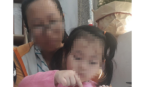 Bé còn quá nhỏ, chưa biết được chuyện gì đã xảy ra cho mình. Ảnh: Võ Hà