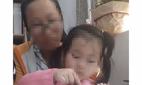 Bé còn quá nhỏ, chưa biết được chuyện gì đã xảy ra cho mình. Ảnh: Võ Hà