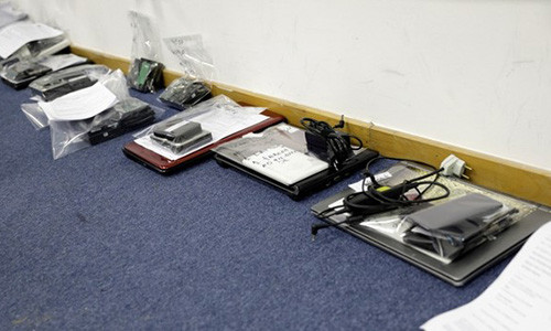 Máy tính và ổ cứng bị thu giữ tại một đồn cảnh sát ở thành phố Rio de Janeiro (Brazil) trong chiến dịch chống lại nạn ấu dâm hôm 17.5.2018. Ảnh: Reuters.