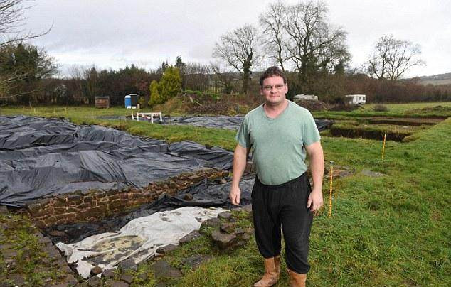 Stewart bên mảnh đất hoang mà anh đã phải bán nhà, tiêu sạch tiền tiết kiệm để mua.