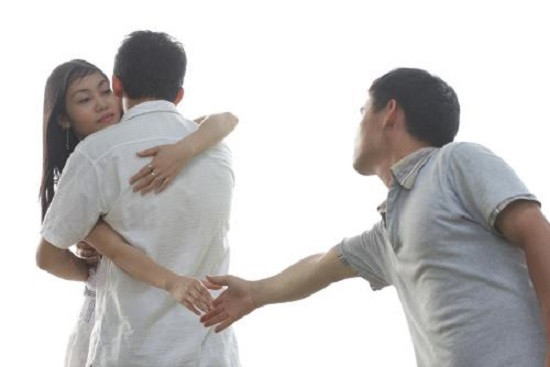 Yeu 3 nam moi vo le, minh khong phai la nguoi duy nhat ben em!