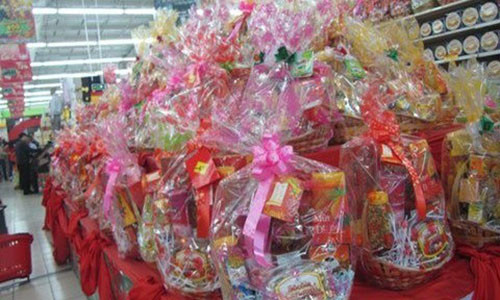 Theo tiết lộ của nhiều người bán hàng, giỏ quà Tết hầu như đều sử dụng bánh kẹo sắp hoặc đã hết hạn sử dụng (Ảnh mình hoạ)