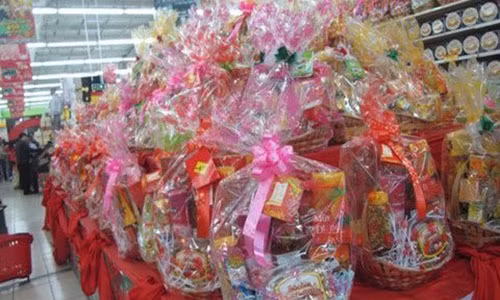 Theo tiết lộ của nhiều người bán hàng, giỏ quà Tết hầu như đều sử dụng bánh kẹo sắp hoặc đã hết hạn sử dụng (Ảnh mình hoạ)