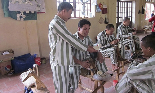 Phạm nhân Nguyễn Anh Tuấn (ngoài cùng bên phải) cùng các phạm nhân khác đang lao động ở trại giam Suối Hai.