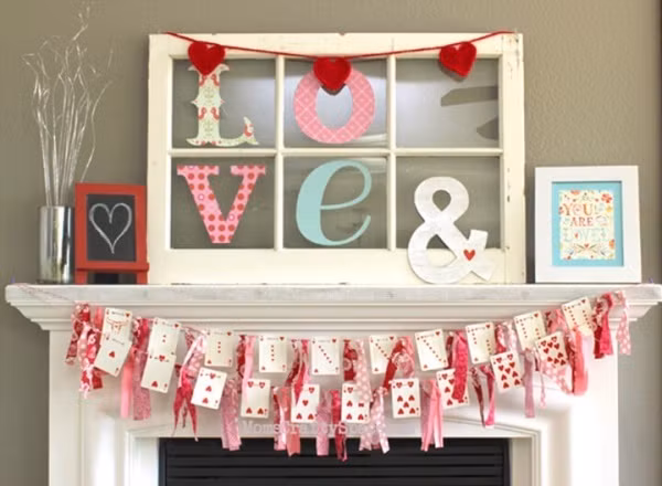 Một góc ngọt ngào tình yêu với những ruy băng tự làm đẹp và chữ Love, thông điệp ý nghĩa cho ngày Valentine đáng nhớ và hạnh phúc.