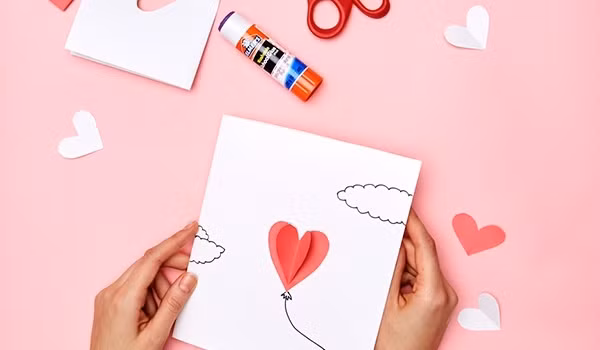 Một chiếc thiệp với lời chúc ý nghĩa ngày Valentine, với những thông điệp, những lời quan tâm từ đáy lòng. Một hình trái tim nhỏ xíu bên ngoài là đủ để người bạn đời vui mãi khi nhận được món quà dịu dàng này.