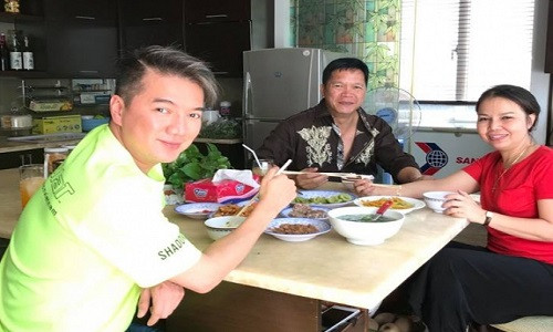 Lúc cha mất không có tiền mua quan tài, chính cậu ruột đã giúp đỡ Đàm Vĩnh Hưng khi đó.