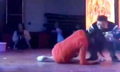 Cô nằm gục dưới sàn và không được ai quan tâm.