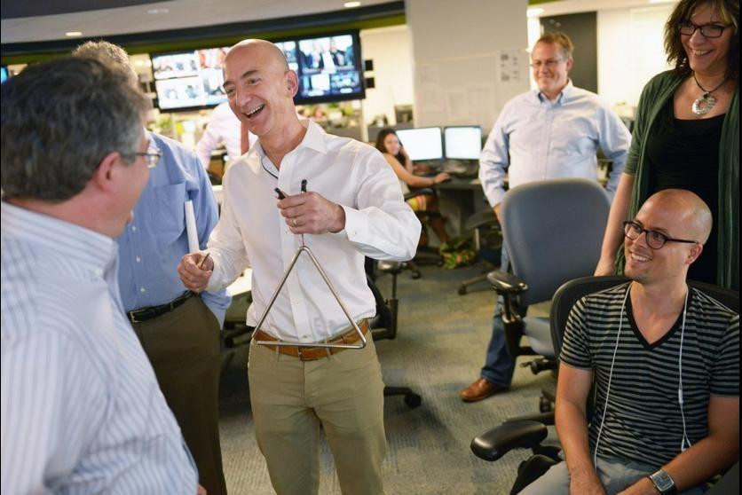 CEO Amazon tại văn phòng làm việc.