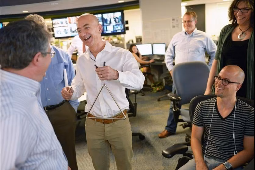 CEO Amazon tại văn phòng làm việc.