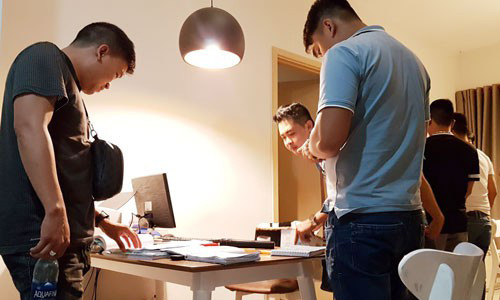 Tin dung den hoanh hanh xom tro: Song trong so hai