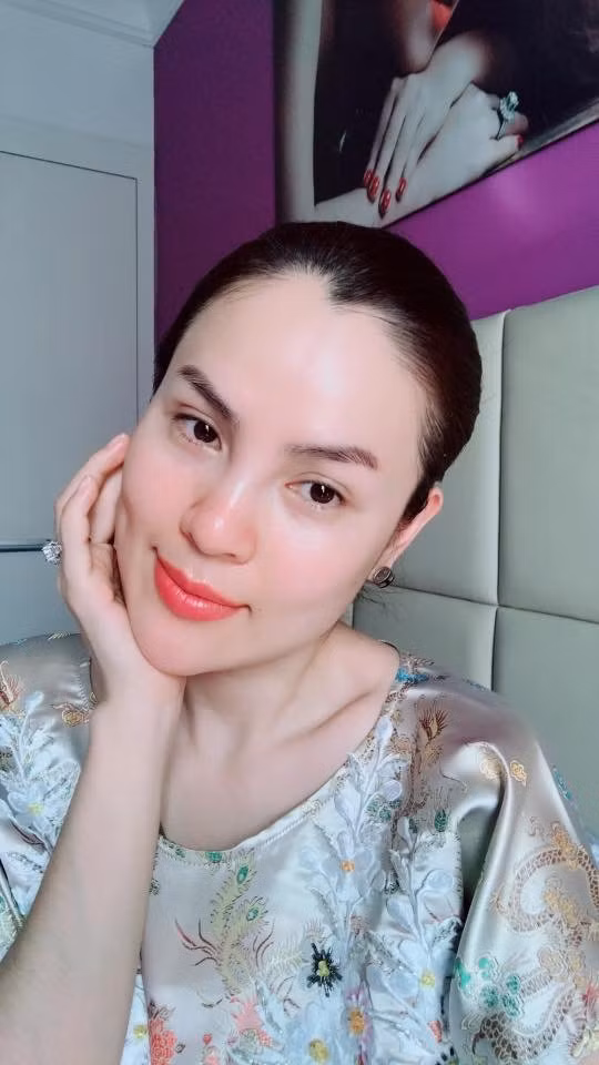 Bà mẹ 3 con thường xuyên chăm sóc da tại nhà. Ảnh: NVCC