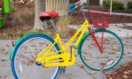 Những chiếc xe đạp với màu sắc rất nổi bật tại trụ sở Google. Ảnh: Android Central.