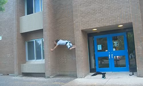 Damien trèo tường theo kiểu rất lạ. Damien trèo tường theo kiểu rất lạ.