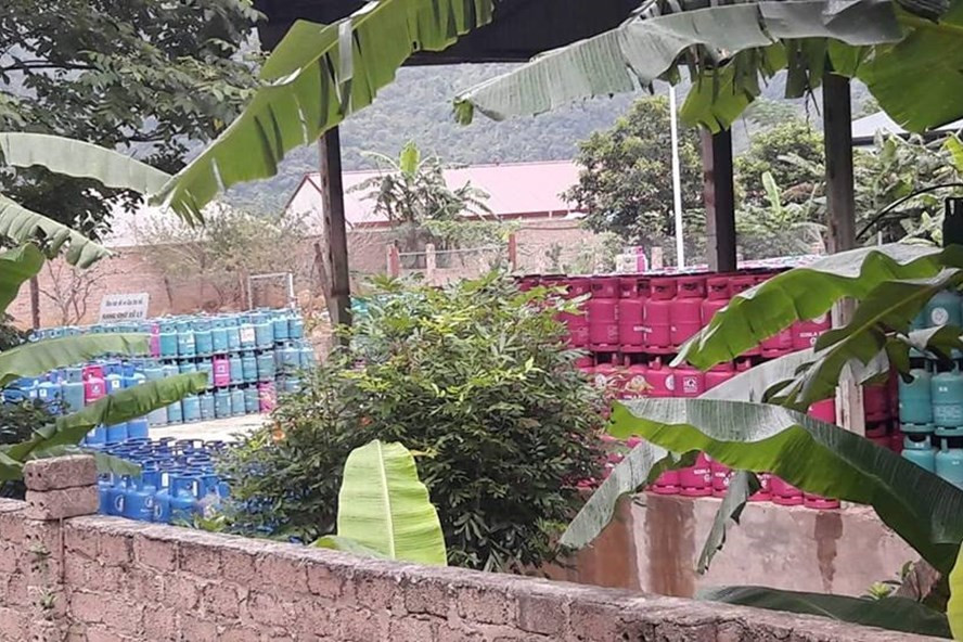 Gần 3000 bình ga được phát hiện tại khuôn viên trạm chiết gas thuộc công ty TNHH Chung Đức. Ảnh: HT