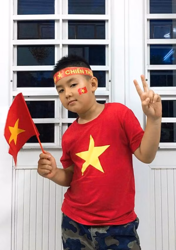 Được biết, sau khi ly hôn, Lê Phương giành quyền nuôi con một mình và chồng cũ Quách Ngọc Ngoan không chu cấp tiền hay hỗ trợ gì. Do đặc thù công việc ở Sài Gòn phải di chuyển liên tục nên Lê Phương để con cho ông bà ngoại ở quê tiện chăm sóc, cô gửi tiền đều đặn về cho bố mẹ và thỉnh thoảng về thăm Cà Pháo những lúc rảnh.