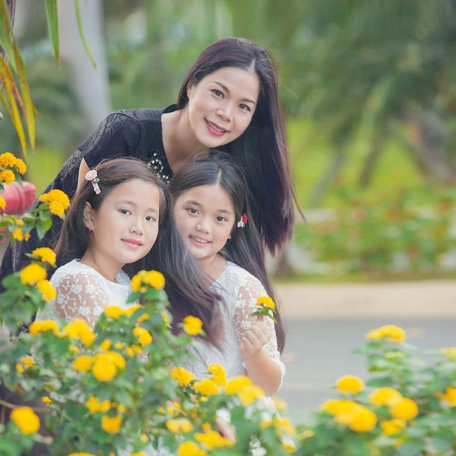 Thời gian gần đây, Mỹ Lệ thường xuyên cập nhật hình ảnh cuộc sống của gia đình và biệt thự tại Đức vô cùng xa hoa. "Mỹ nhân ngư" sinh được 2 con gái là Misa (sinh năm 2005) và Misu (sinh năm 2006), ngoài ra cô còn có một cậu con trai năm nay được 1 tuổi rưỡi. Trong khi con gái lớn của Mỹ Lệ có vẻ đẹp nữ tính, dịu dàng còn con gái thứ hai lại rất cá tính và hiện đại. Từ khi còn nhỏ, hai chị em đã được bố mẹ cho theo học trường quốc tế của Đức tại TP.HCM. Đến hiện tại, hai bé được học tới 6 thứ tiếng và còn biết chơi đàn piano, múa ballet.