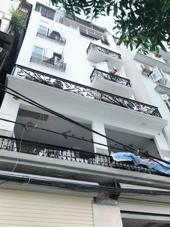 Nghệ sĩ Hương Dung cùng các con sống ở Hà Nội. Nhiều tháng nay, nghệ sĩ này đã dành thời gian để sửa sang lại ngôi nhà thêm khang trang, sạch đẹp hơn trước đây. Tông màu bên ngoài lẫn trong nhà của nghệ sĩ Hương Dung đều sử dụng màu trắng làm chủ đạo.