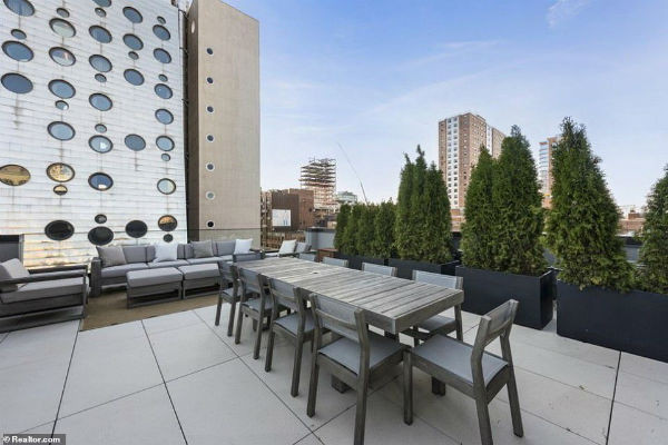 Lady Gaga là một trong những nghệ sĩ nổi tiếng tại Hollywood. Trong sự nghiệp, cô đã bán được 27 triệu album, thắng 6 giải Grammy, phá vỡ một số kỷ lục Guiness thế giới, giành giải Quả Cầu vàng. Ngoài ca hát, Lady Gaga còn lấn sân sang lĩnh vực diễn xuất. Vừa qua, bộ phim "A Star Is Born" với sự tham gia của cô và nam diễn viên Bradley Cooper đã nhận được nhiều lời khen ngợi từ giới chuyên môn cũng như khán giả. Tác phẩm này được kỳ vọng sẽ góp mặt tại giải Oscar danh giá sắp tới.