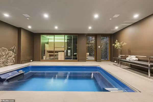 Bể bơi riêng, garage để xe của biệt thự.